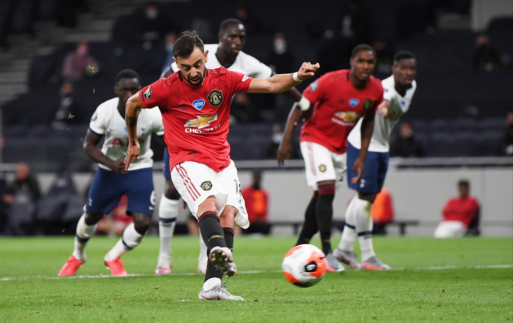 关键时刻英超焦点战，托特纳姆再遭质疑，球迷炸锅，更衣室氛围转暖 -凯时官网